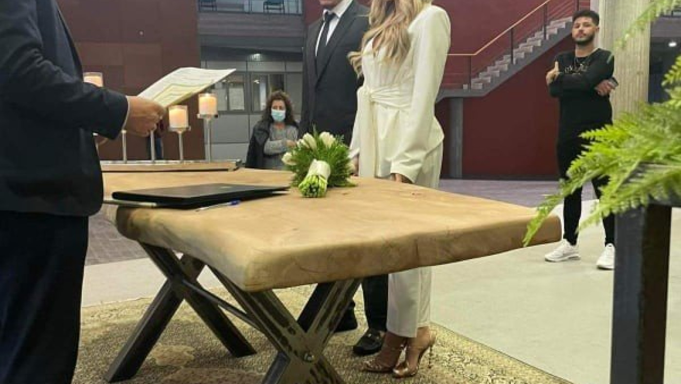 Εικόνες από το γάμο του Σίντκλεϊ στο Δημαρχείο Θεσσαλονίκης