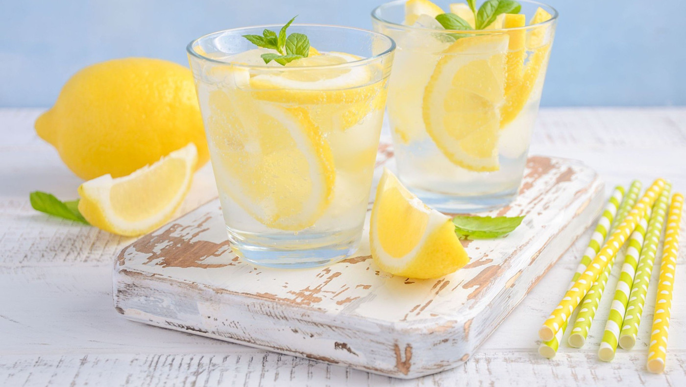 Νερό με λεμόνι το πρωί: 7 οφέλη για την υγεία