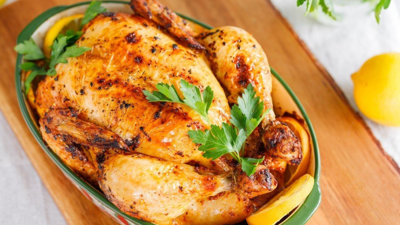 Πύργος: Αγόρασε κοτόπουλο και το έφαγε ωμό στο κέντρο!