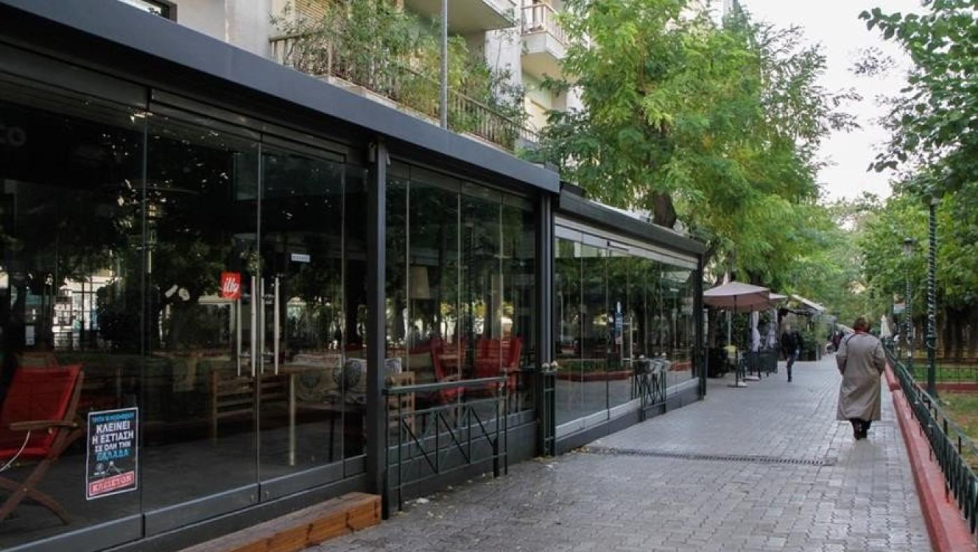 Κορωνοϊός: Στο τραπέζι μάσκα παντού και καθολικό μπλόκο ανεμβολίαστων σε εστίαση