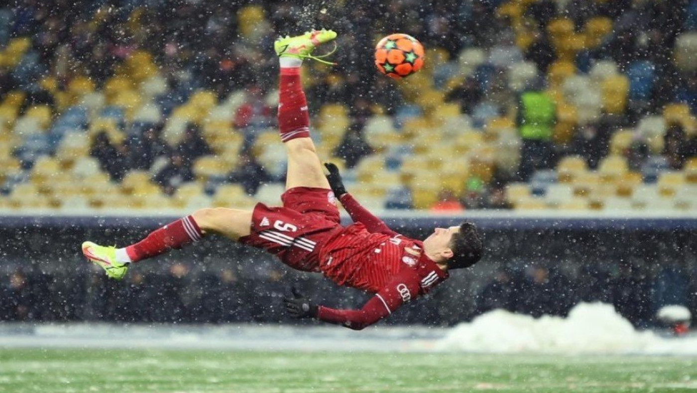 5x5 με ΤΡΟΜΕΡΟ γκολ Λεβαντόφσκι η Μπάγερν, πρόκριση για Μάντσεστερ Γιουνάιτεντ