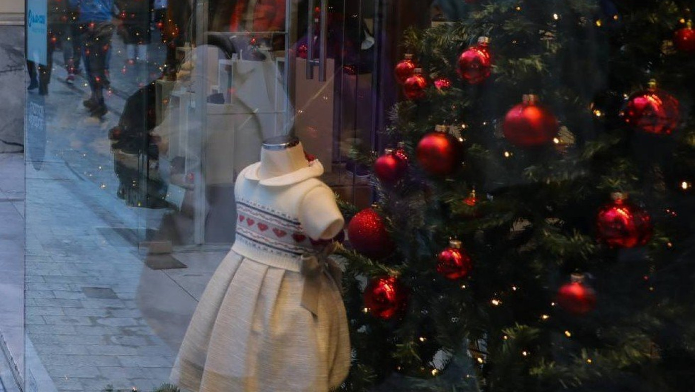 Χριστούγεννα: Πότε ξεκινάει το εορταστικό ωράριο των καταστημάτων