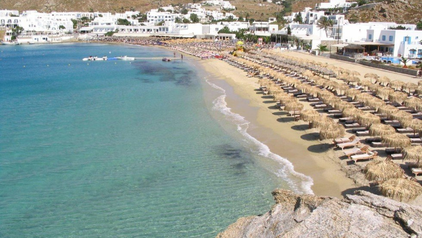 Τα κύματα «κατάπιαν» τον Πλατύ Γυαλό στη Μύκονο