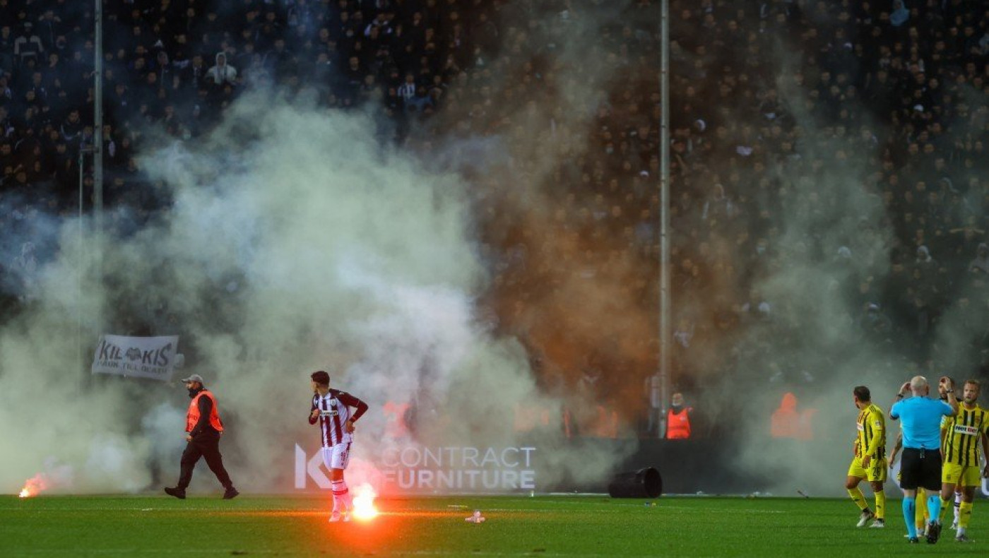 Βίντεο: Δείτε τη στιγμή της διακοπής του αγώνα λόγω της εισβολής των οπαδών