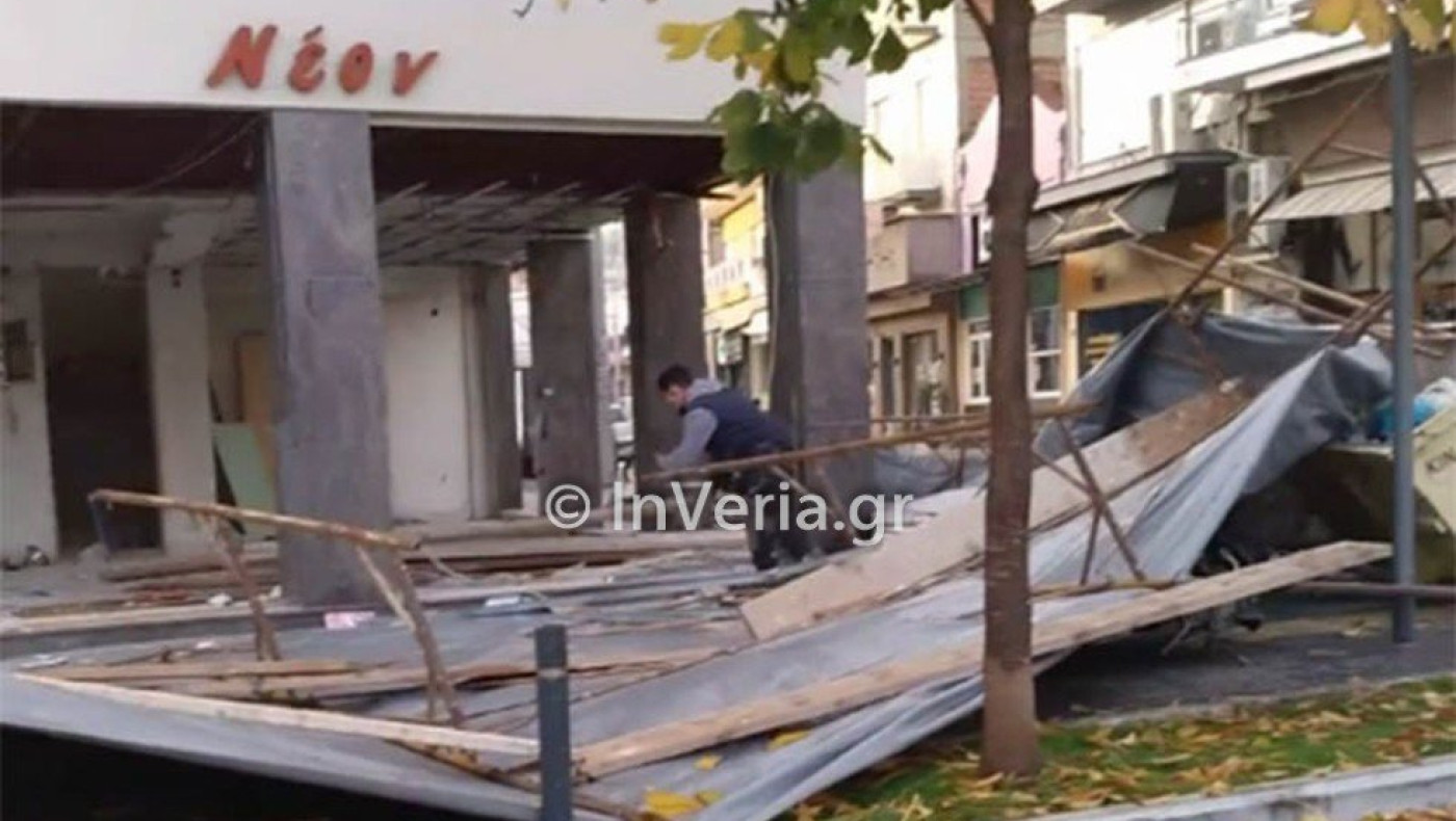 Βέροια: Ξηλώθηκε από τον αέρα πρόσοψη καφέ στην πλατεία Αγ. Αντωνίου!