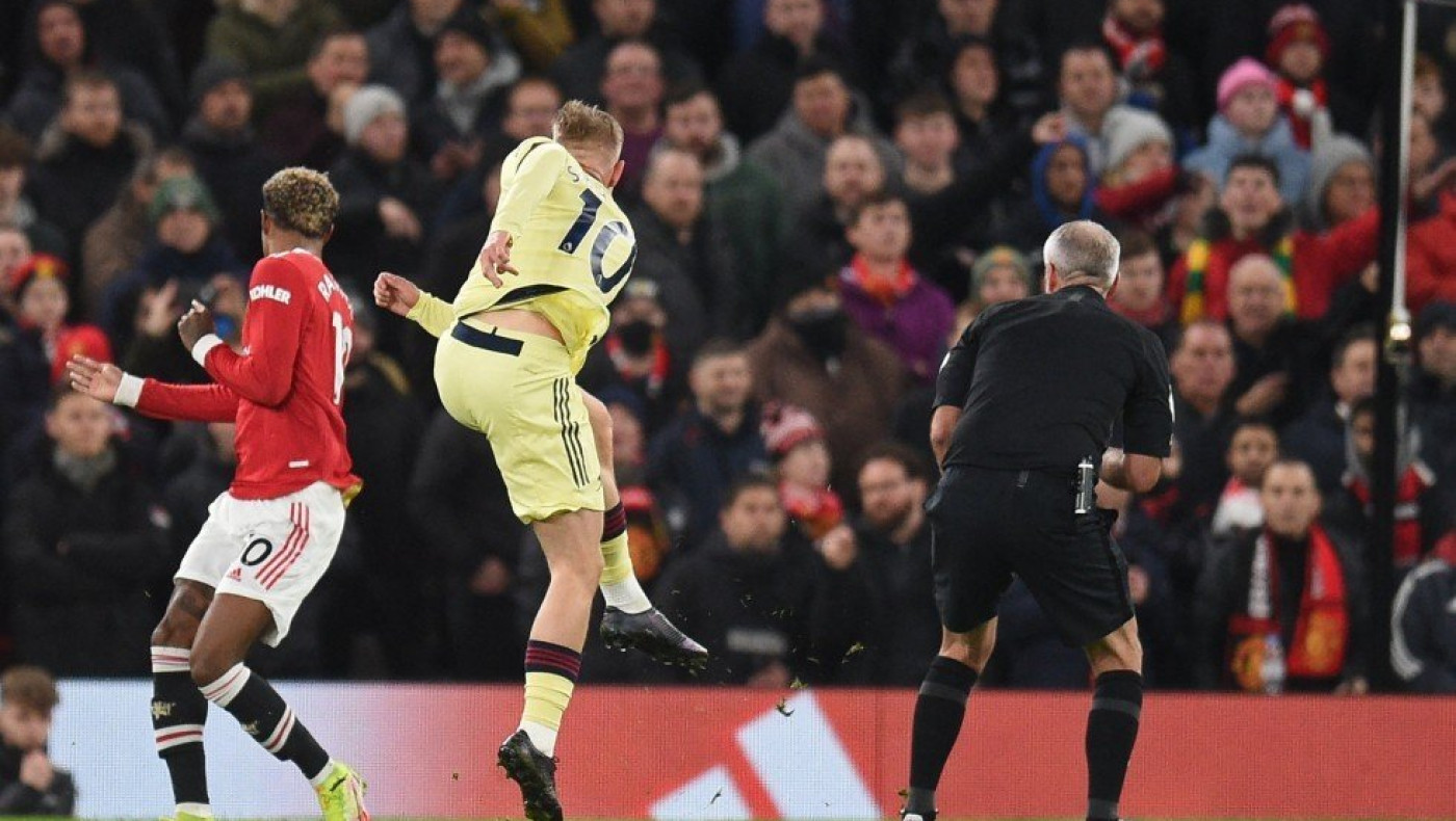 Προηγείται η Άρσεναλ επί της Μάντσεστερ Γιουνάιτεντ με ένα πολύ περίεργο γκολ