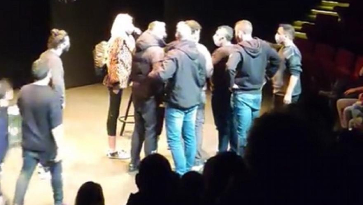 Η Σάσα Σταμάτη διέκοψε την παράσταση του Ζαραλίκου επειδή αναφέρθηκε στον Β.Μαρινάκη!