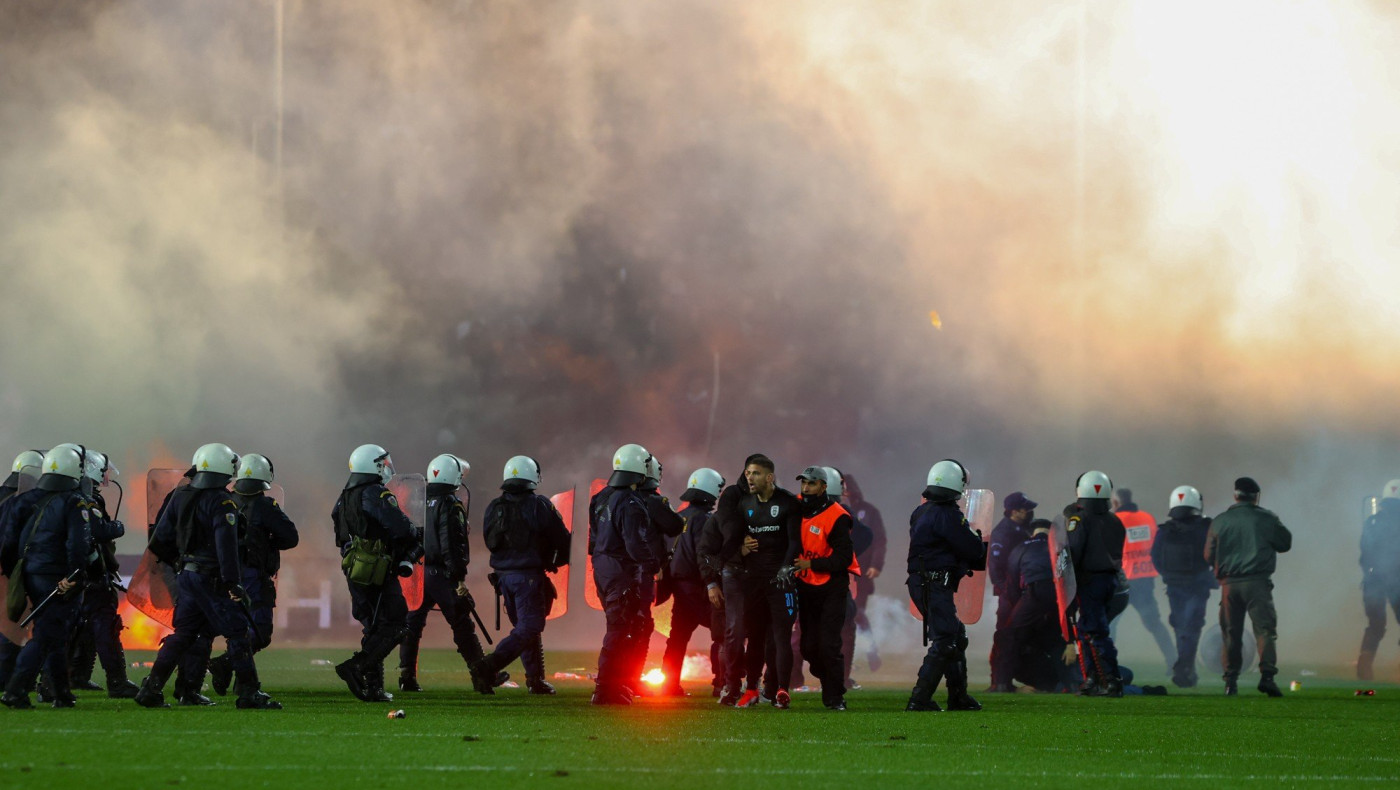 ΞΕΦΤΙΛΑ: Διακοπή στην Τούμπα, μπούκαραν οι οπαδοί στο γήπεδο