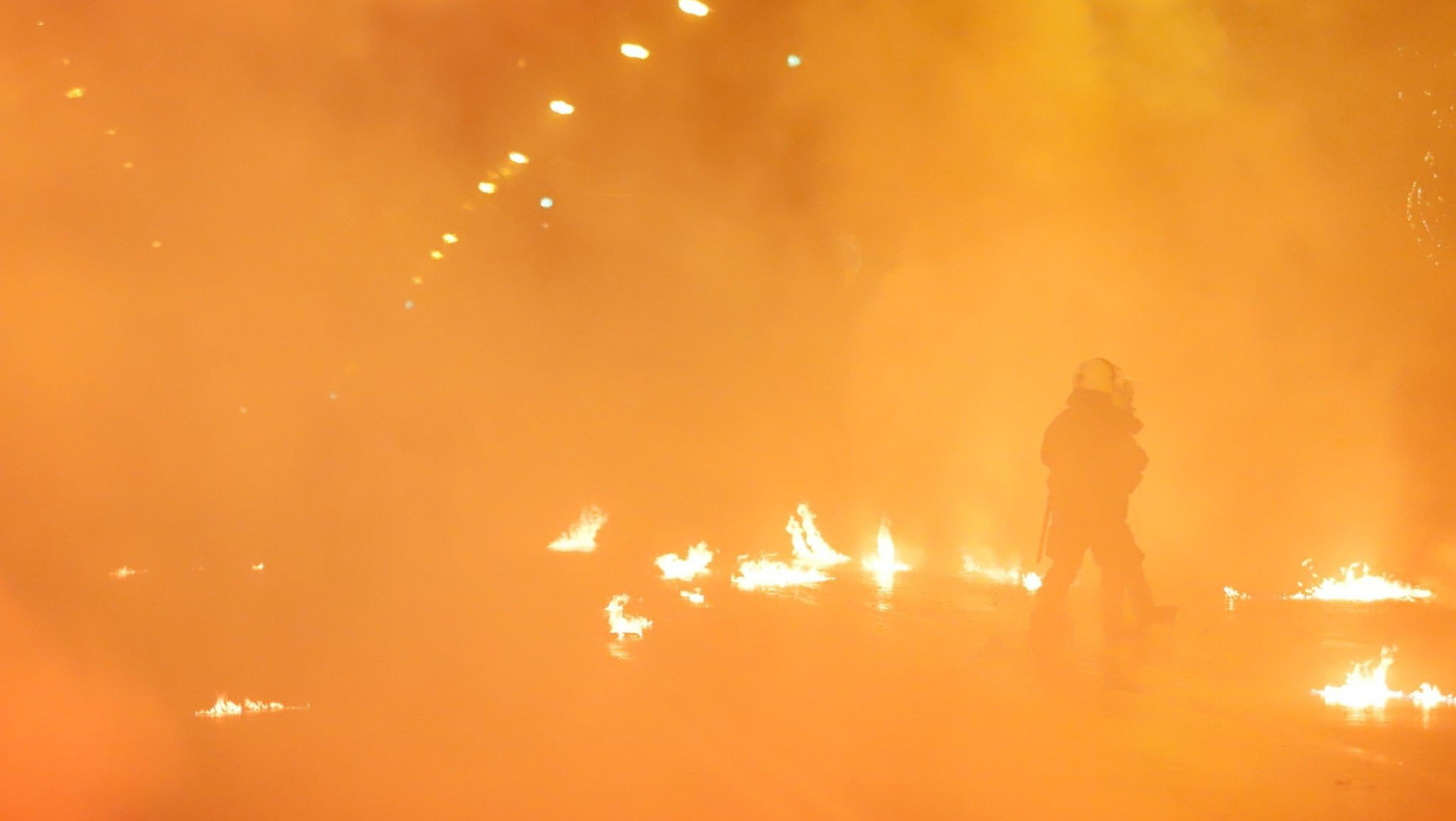 Εκτεταμένες φθορές σε ΙΧ, καταστήματα και κάδους στο κέντρο της Θεσσαλονίκης