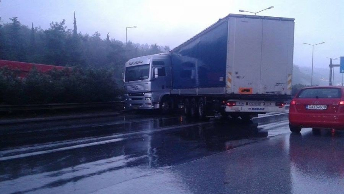 Θεσσαλονίκη: Δίπλωσε νταλίκα στον Περιφερειακό, τρομερό μποτιλιάρισμα προς δυτικά