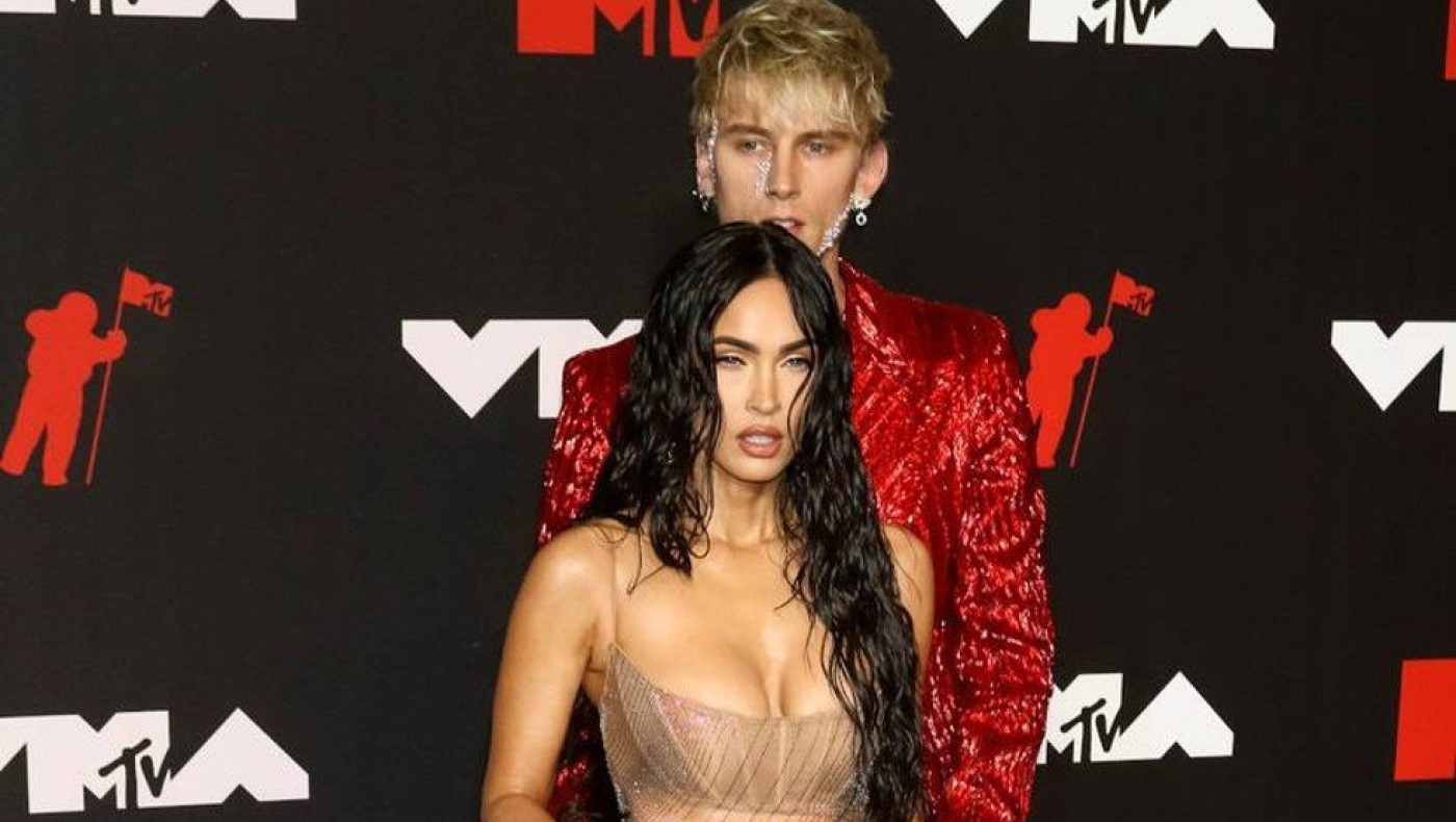 Η εκκεντρική εμφάνιση του Μασίν Γκαν Κέλι με βδέλλες στο στήθος