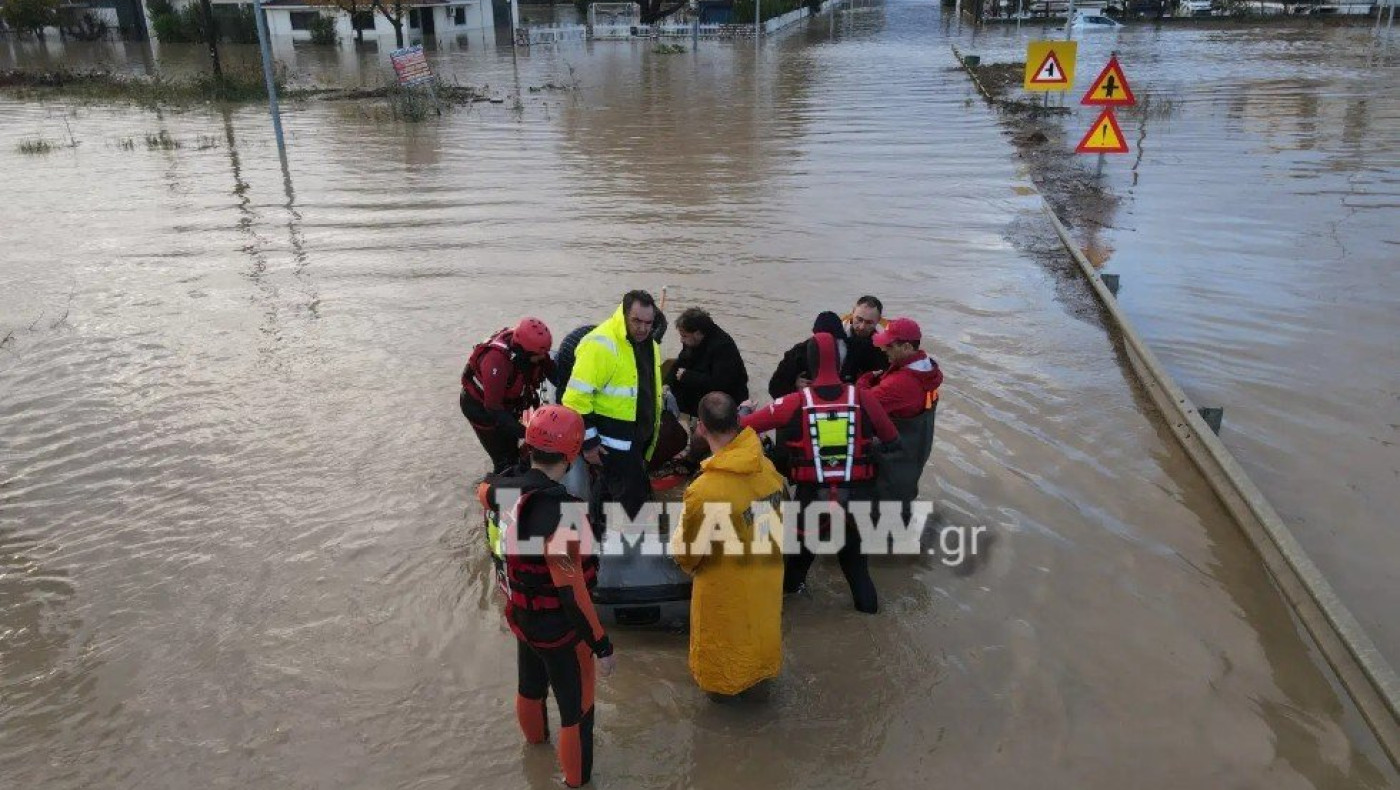 Λαμία - Καιρός: Σώζουν τον κόσμο με βάρκες, συγκλονιστική διάσωση ιερέα