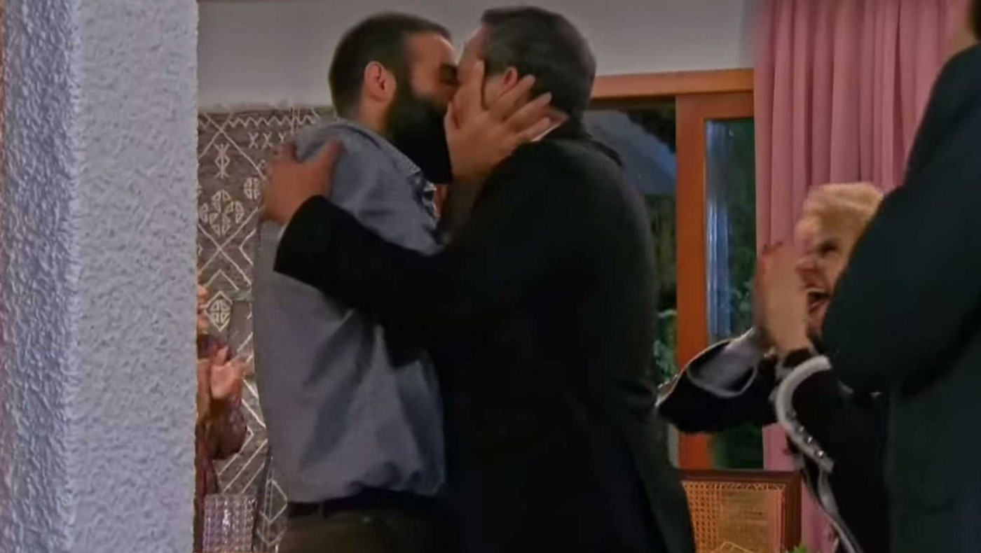 ΕΡΤ: Το φιλί που... τελείωσε το συντηρητικό προφίλ της