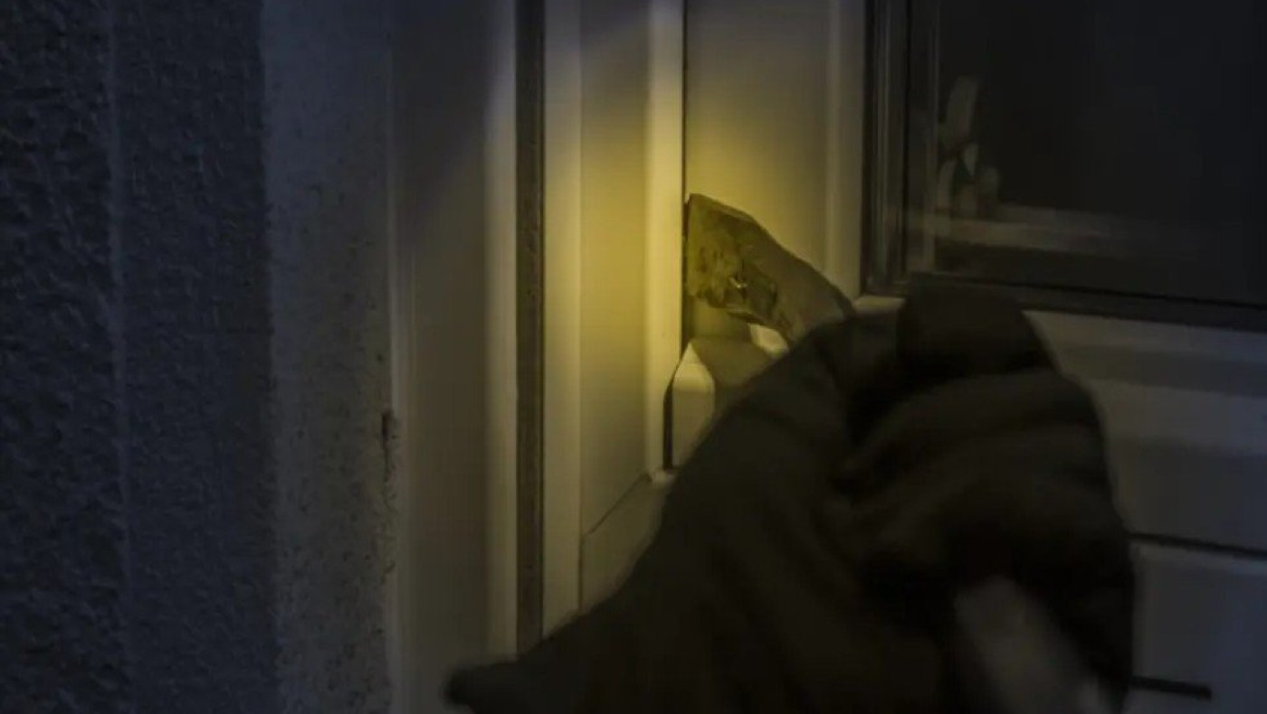 «Στο πόδι πυροβόλησε τον διαρρήκτη ο εντολέας μου»