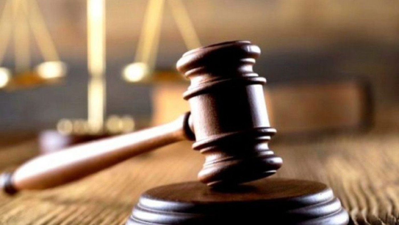 Άρχισε η δίκη πρώην σκηνοθέτη του «Σασμού» που κατηγορείται για βιασμό