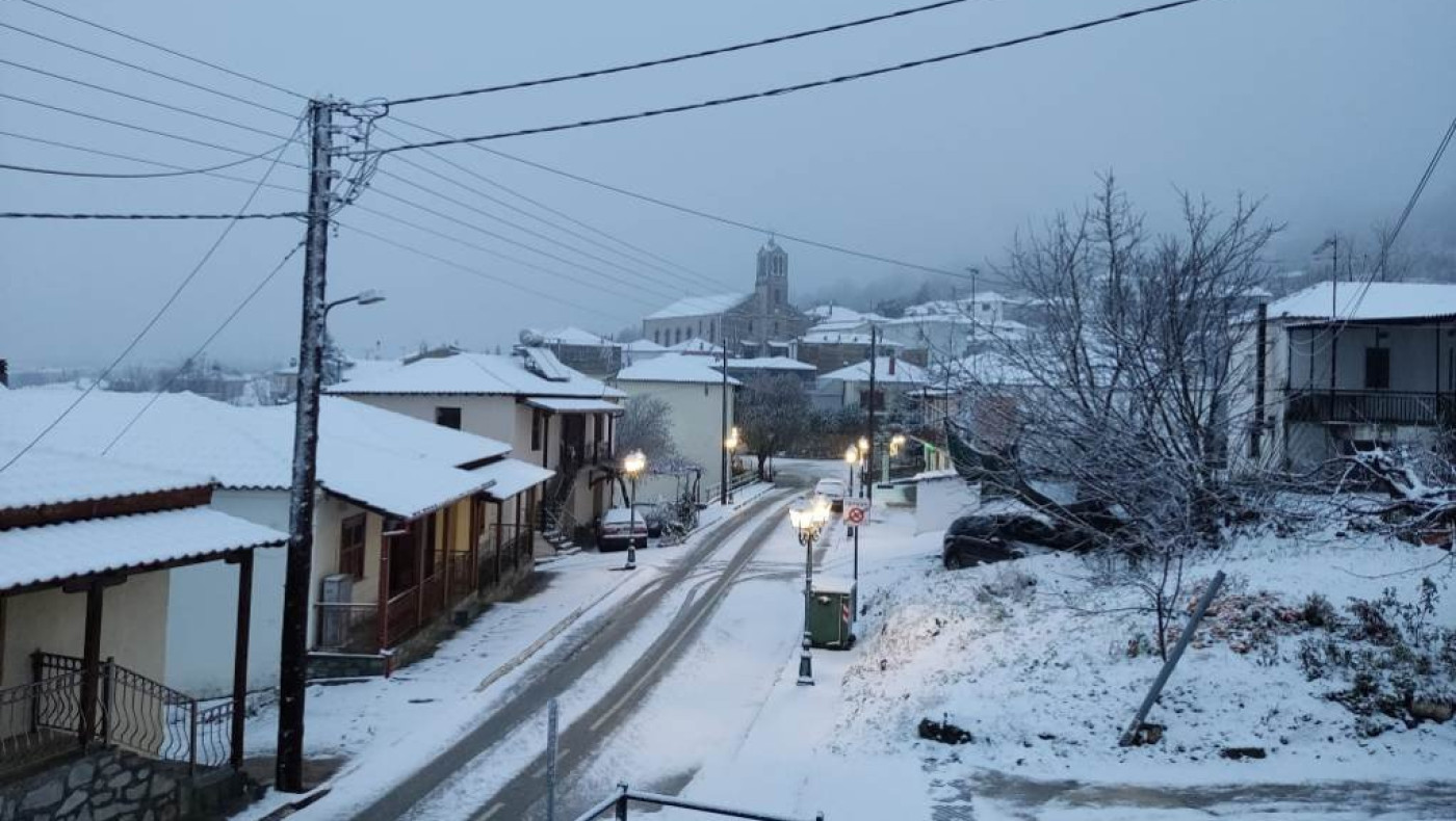 Χιόνια στη Χαλκιδική: Στα «λευκά» τα ορεινά – Αλυσίδες στον Άγιο Πρόδρομο