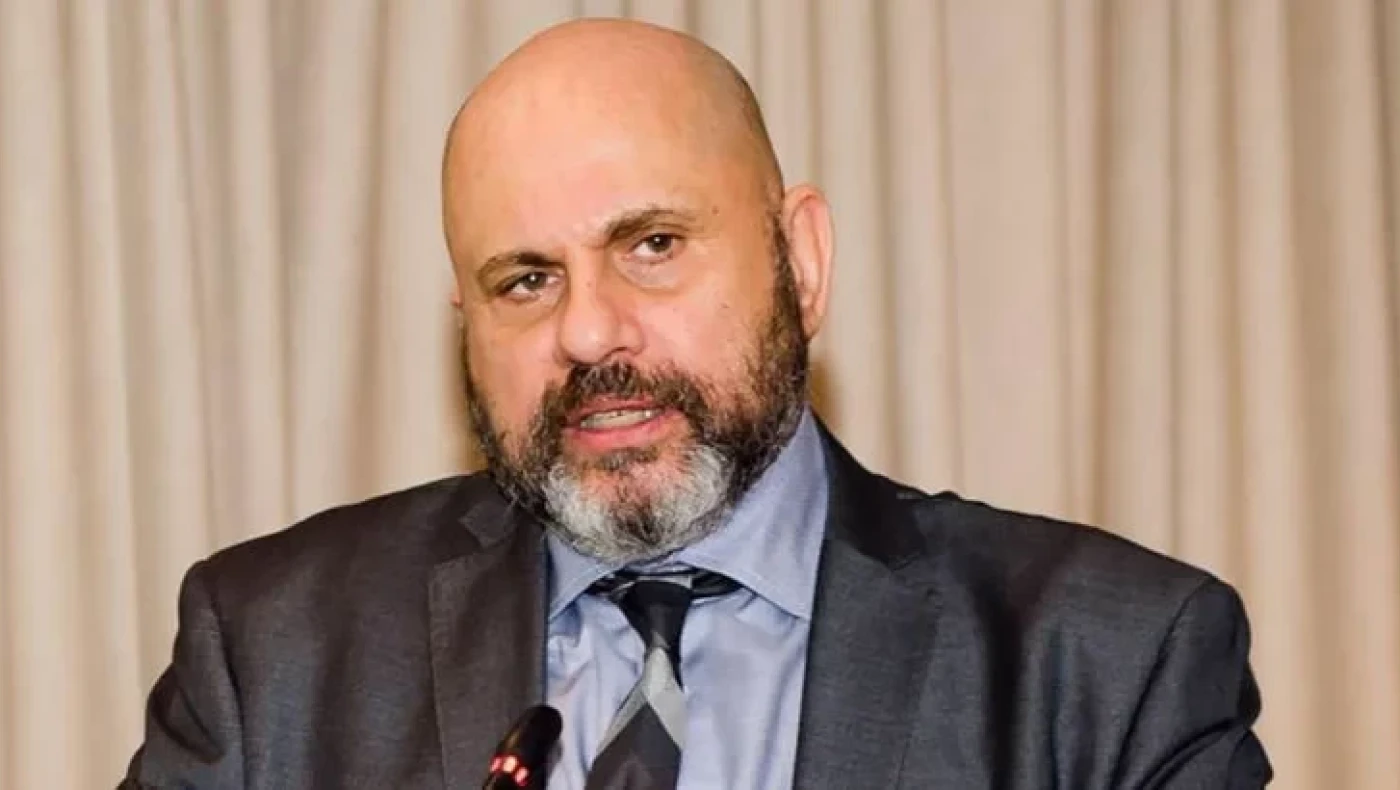 Πυρά από Κούβελα: «Η διαχείριση της πανδημίας ήταν η αιτία πλήθους θανάτων»