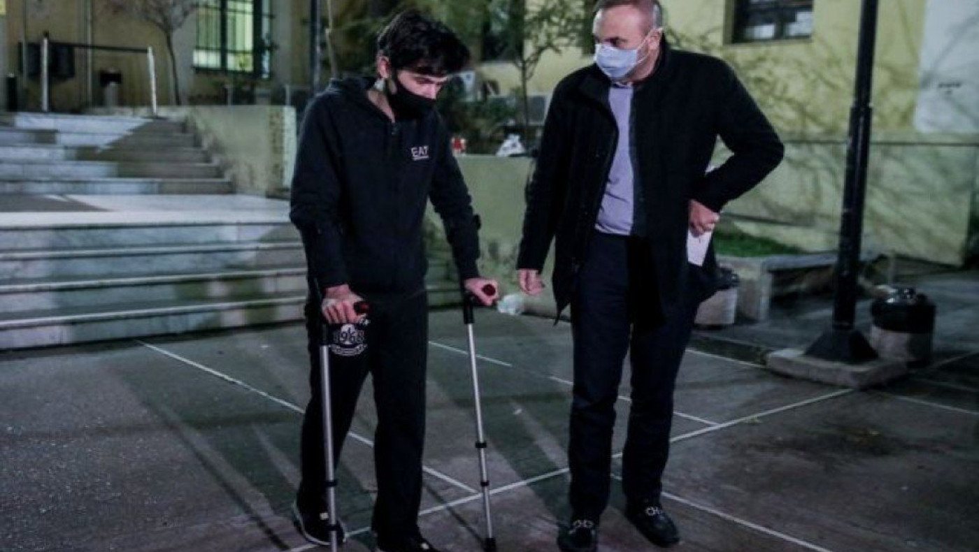 Μένιος Φουρθιώτης: Με πατερίτσες στον εισαγγελέα, τι δήλωσε