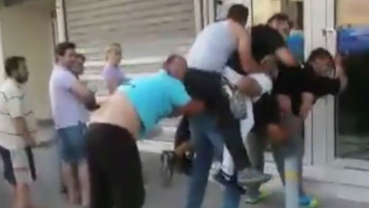 Μακριά γαϊδούρα στην ουρά του ΑΤΜ! (Βίντεο)