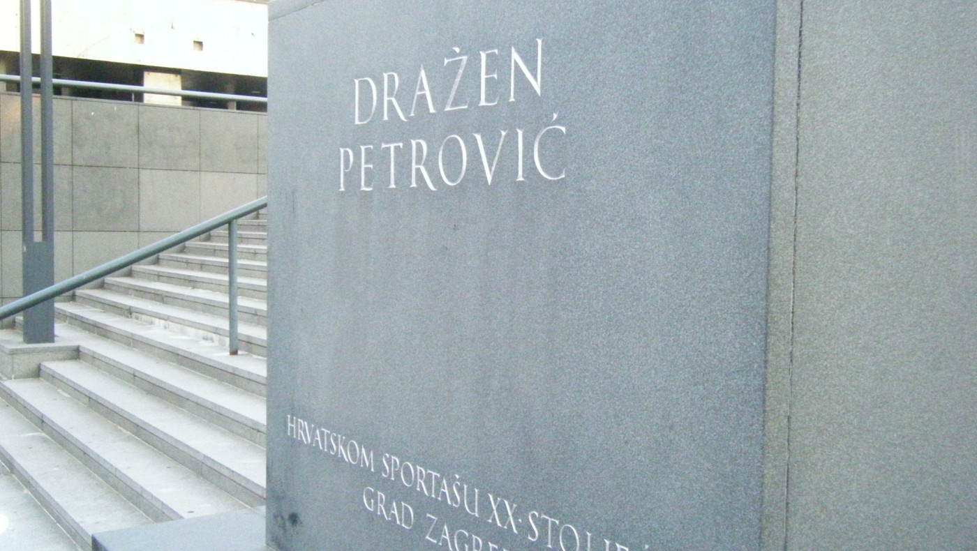 Στο άγαλμα του Ντράζεν Πέτροβιτς