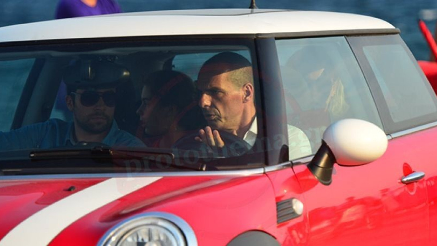 Δημοσιογράφος καταγγέλλει ότι δέχτηκε επίθεση από σωματοφύλακα του Βαρουφάκη