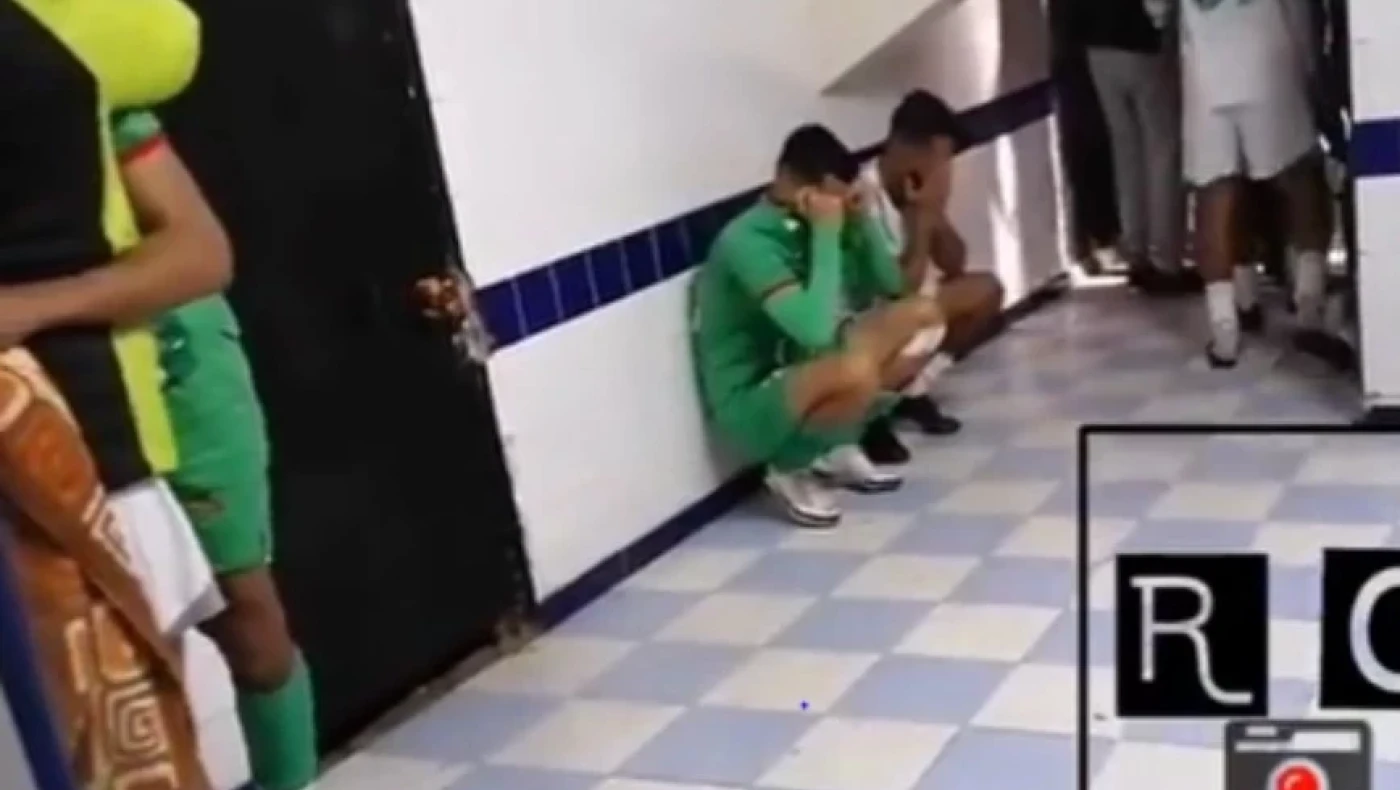 Nέο σοκ: Νεκρός ποδοσφαιριστής κατά τη διάρκεια αγώνα στην Αλγερία