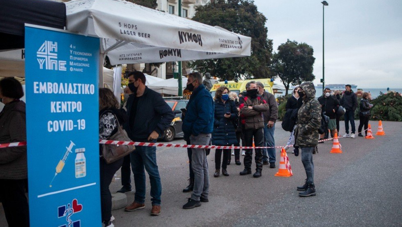Ουρές για εμβολιασμούς άνευ ραντεβού στην Αριστοτέλους