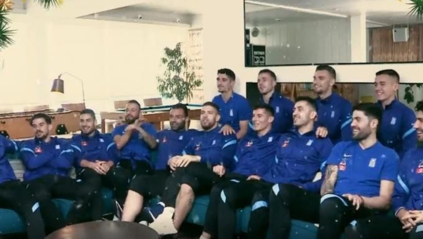 Ευχές με τραγούδια από τους παίκτες της εθνικής