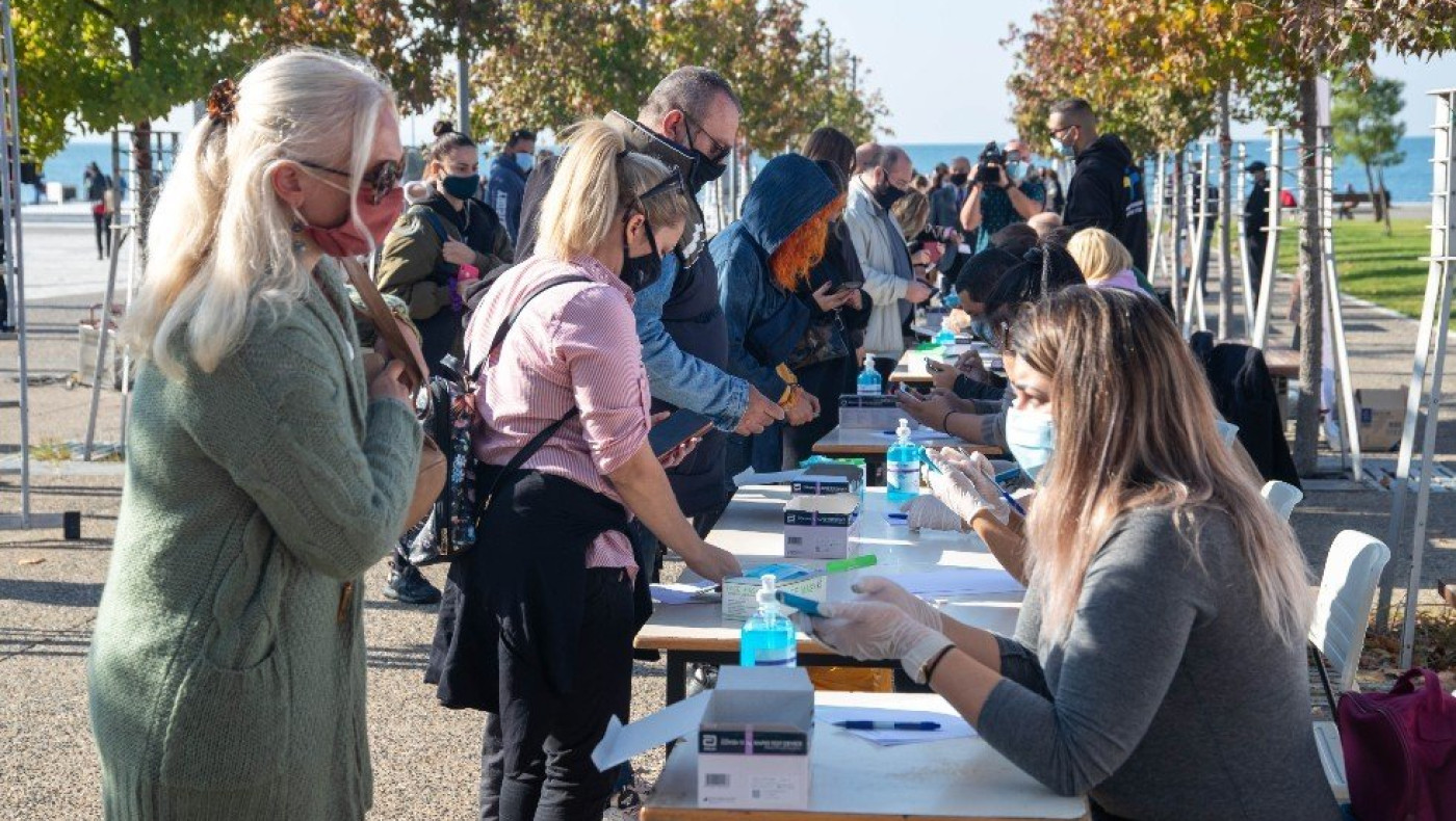 Τεράστιες ουρές για ένα rapid test - Πώς μπορεί να βοηθήσει στην ταλαιπωρία το self test