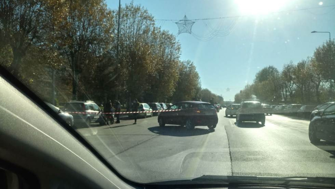 Σύγκρουση ΙΧ με μηχανή στη Θεσσαλονίκη – Κυκλοφοριακό μπλακ άουτ