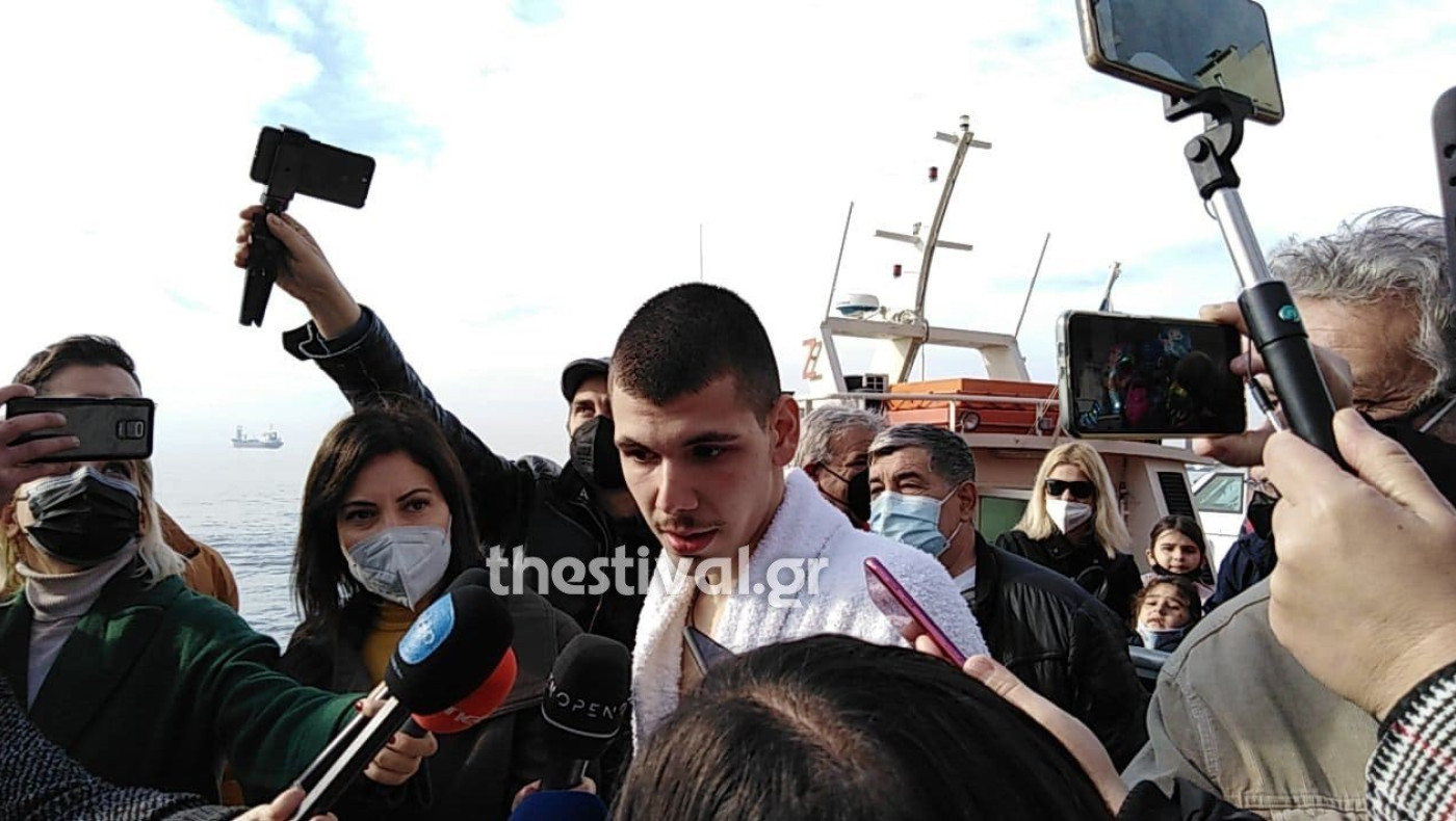 19αχρονος φοιτητής έπιασε τον Τίμιο Σταύρο στη Θεσσαλονίκη