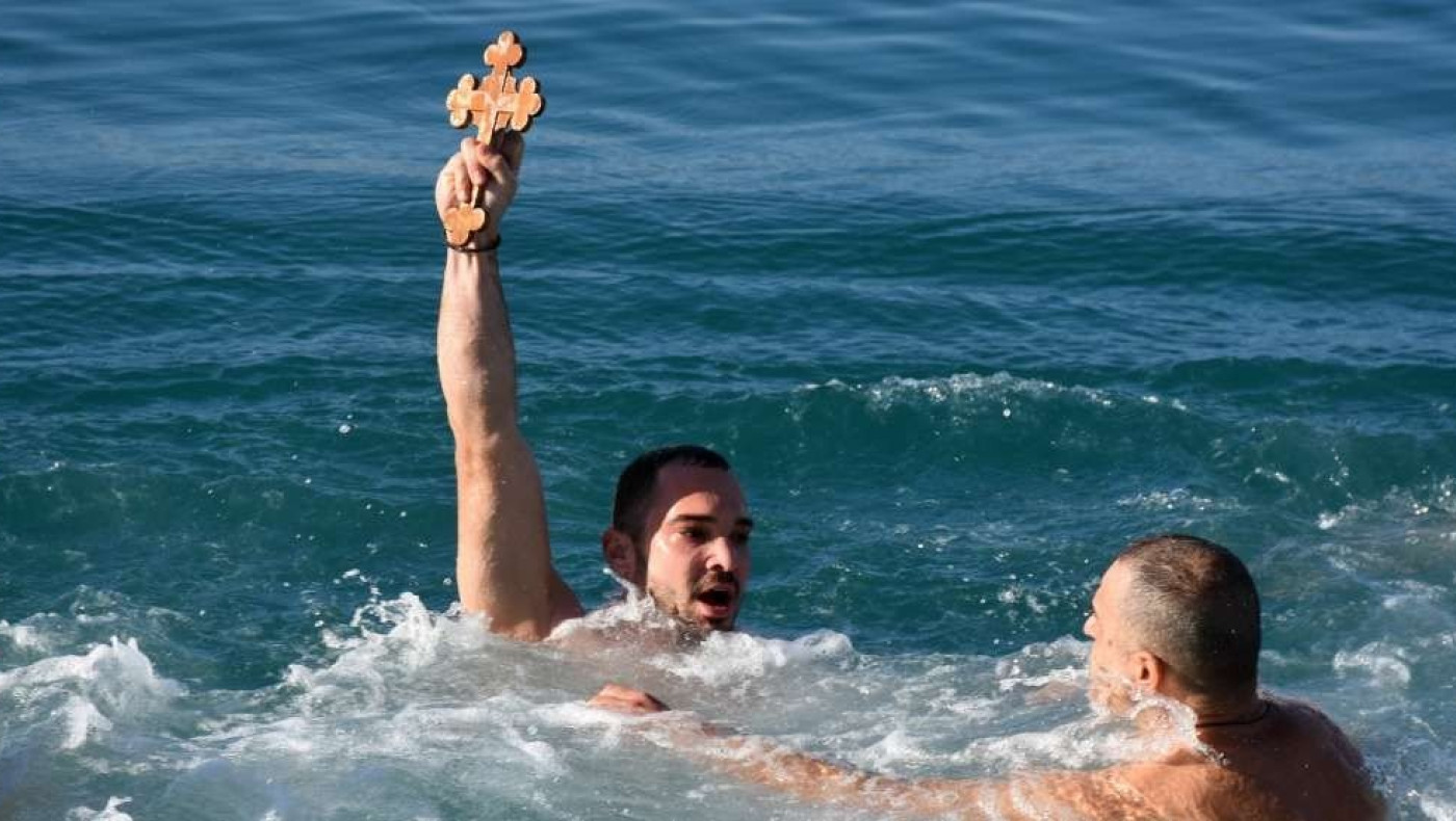 Φανάρι: Τούρκος που βαπτίστηκε Χριστιανός έπιασε τον Τίμιο Σταυρό