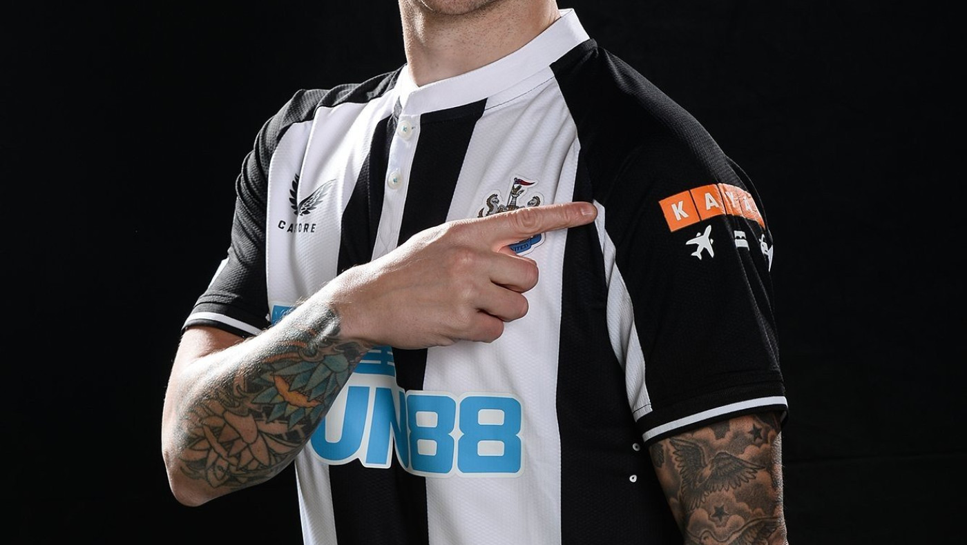 Τρίπιερ: Αντί για το σήμα της Νιουκάστλ έδειξε τη μασχάλη του