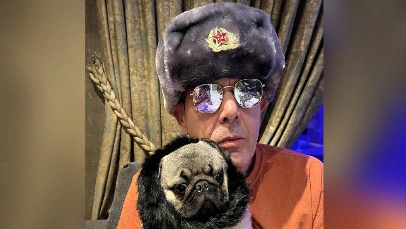 Ο Πάνος Καμμένος ποζάρει με Σοβιετικό σκούφο και ένα pug στην αγκαλιά του