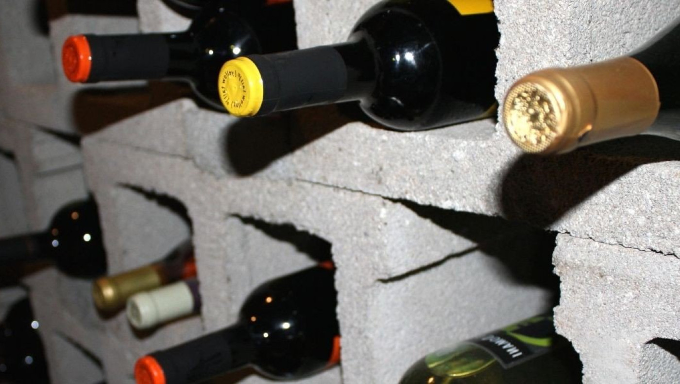 Αγόρασε μπουκάλι για τις γιορτές...και μέσα έκρυβε 50.000 ευρώ