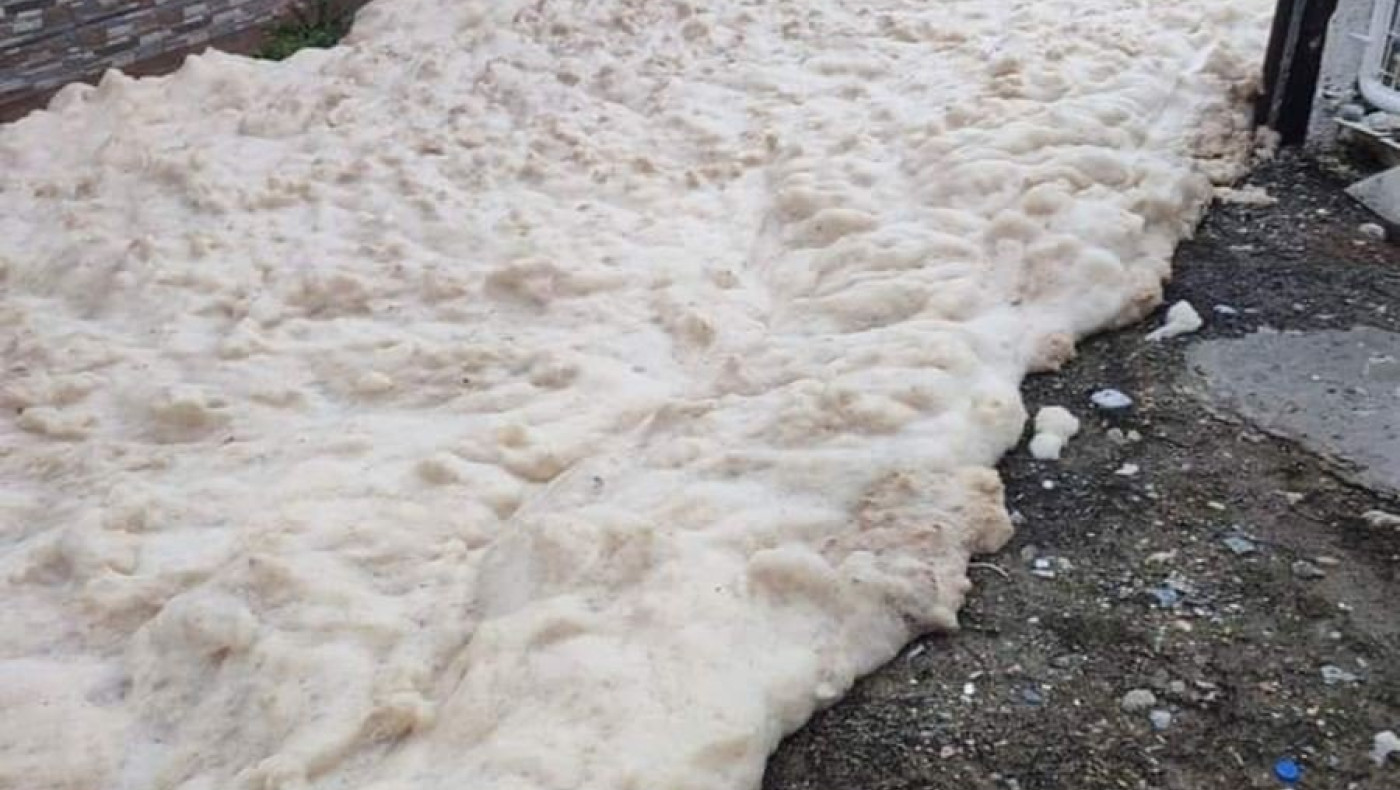 Πρωτοφανές: Άφρισαν οι δρόμοι στον Αγιόκαμπο Λάρισας