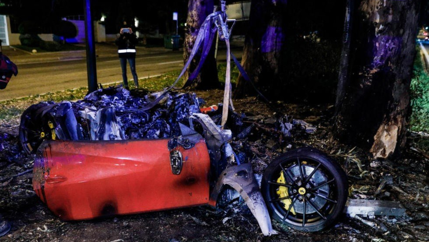 Σοκαριστικές στιγμές μπροστά στη φλεγόμενη Ferrari: «Αδερφέ μου!»