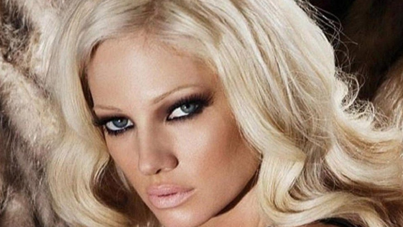 Τζούλια Αλεξανδράτου: Απολαμβάνει τα πρώτα μπάνια ως μαμά με...καυτό μαγιό