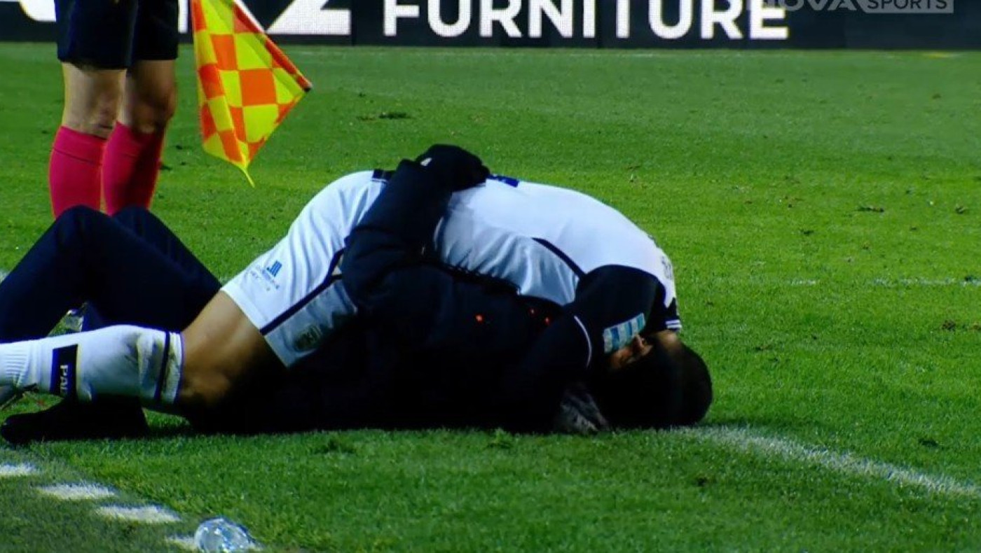 O Zαμπά σκόραρε, αγκάλιασε και έριξε κάτω τον Λουτσέσκου!