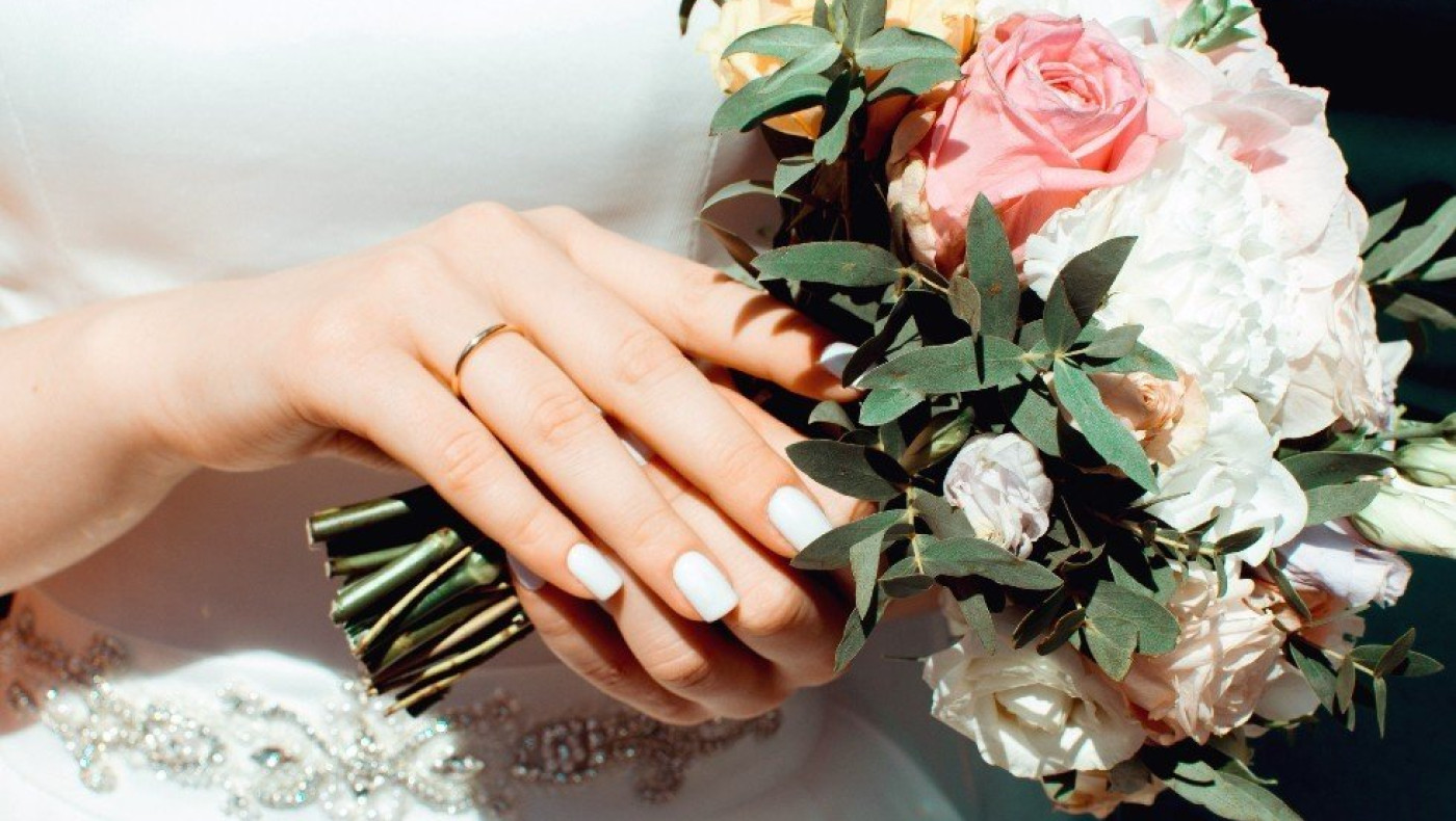 Απίστευτο και όμως αληθινό: Γυναίκα παντρεύτηκε με δέντρο - Πως έκανε το επίθετο της