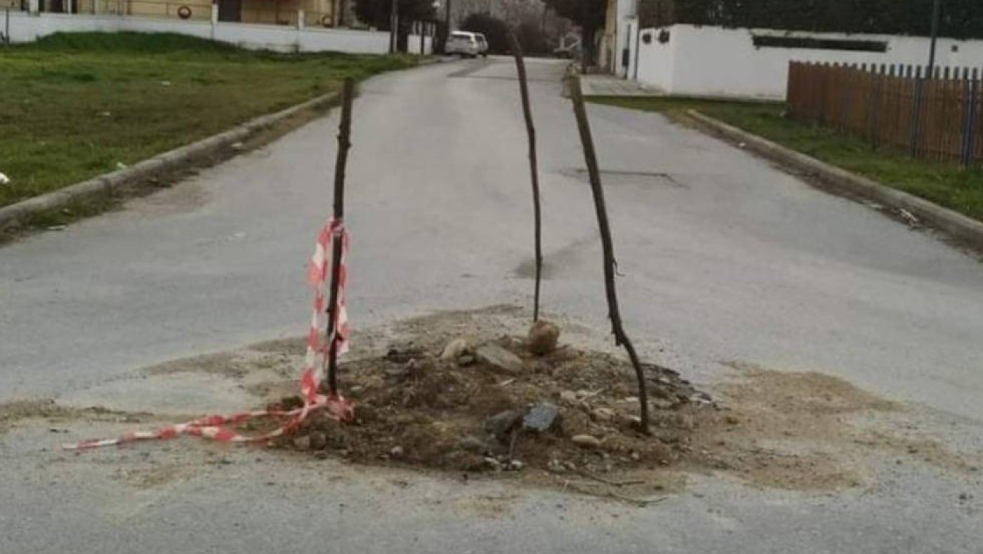 ΔΕΥΑ Λαγκαδά: Με... τρία ξύλα μπάλωσαν δρόμο!