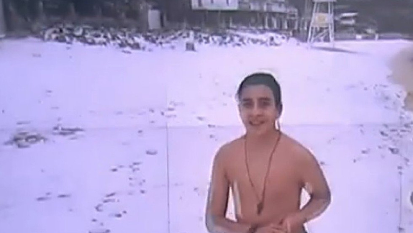 Μύκονος: Νεαρός έκανε μπάνιο στη χιονισμένη Ψαρρού!