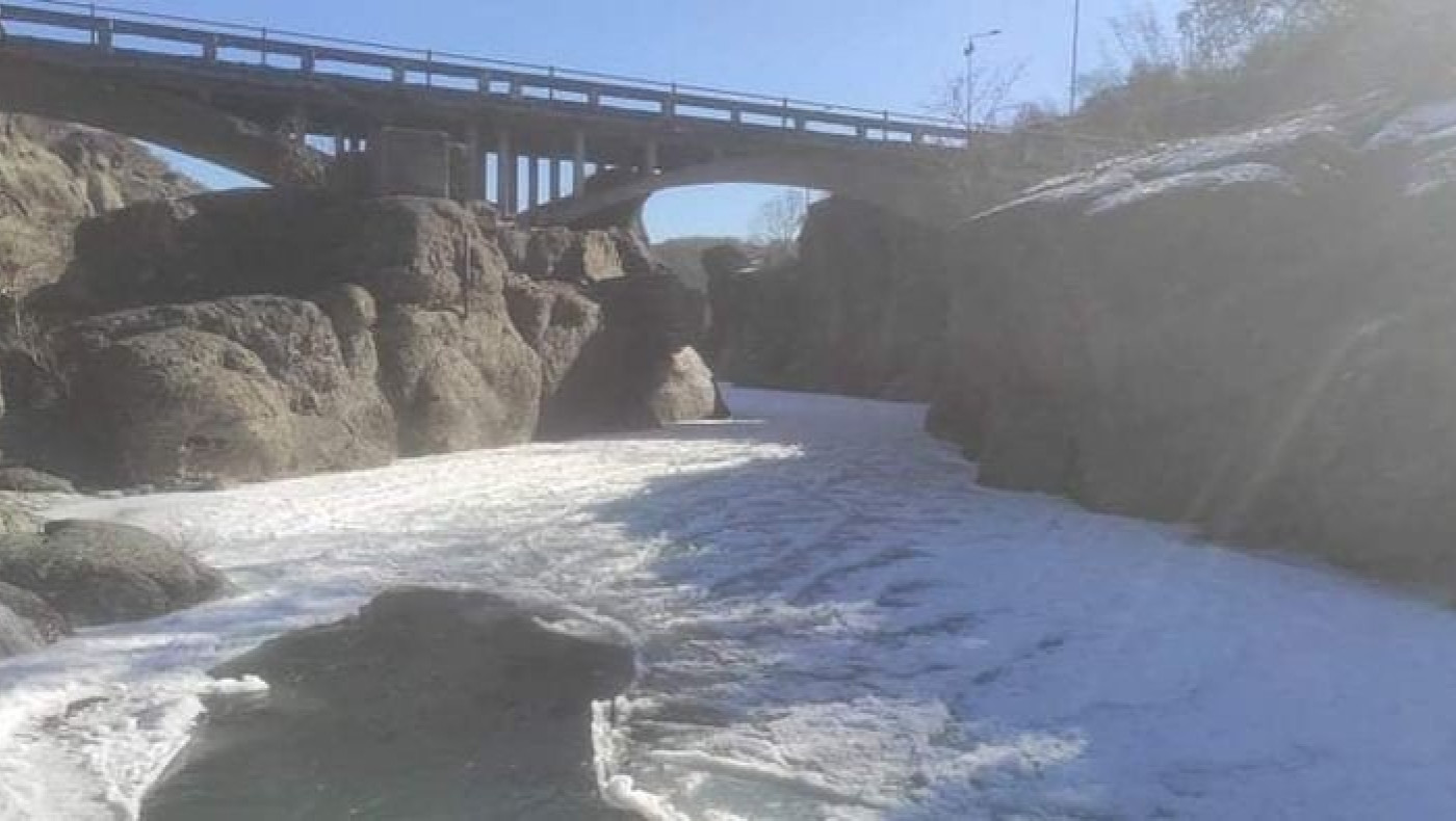 Πάγωσε ο Βενέτικος ποταμός στα Γρεβενά