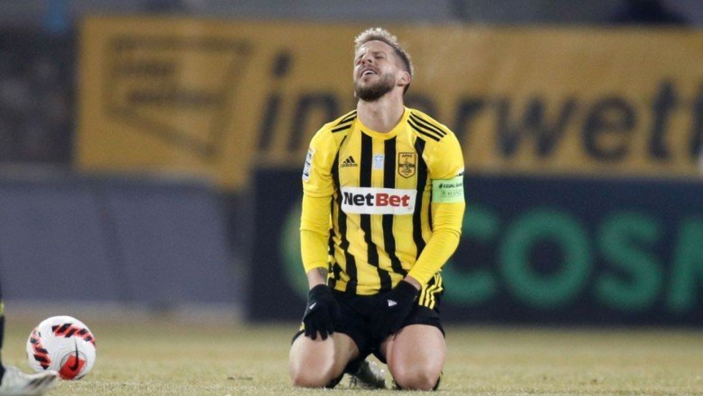 ΩΡΑ 03:30 ΔΙΟΔΙΑ ΜΑΛΓΑΡΩΝ: Αγανακτισμένοι οπαδοί του Άρη σταμάτησαν το πούλμαν και κατέβασαν τους παίκτες για εξηγήσεις