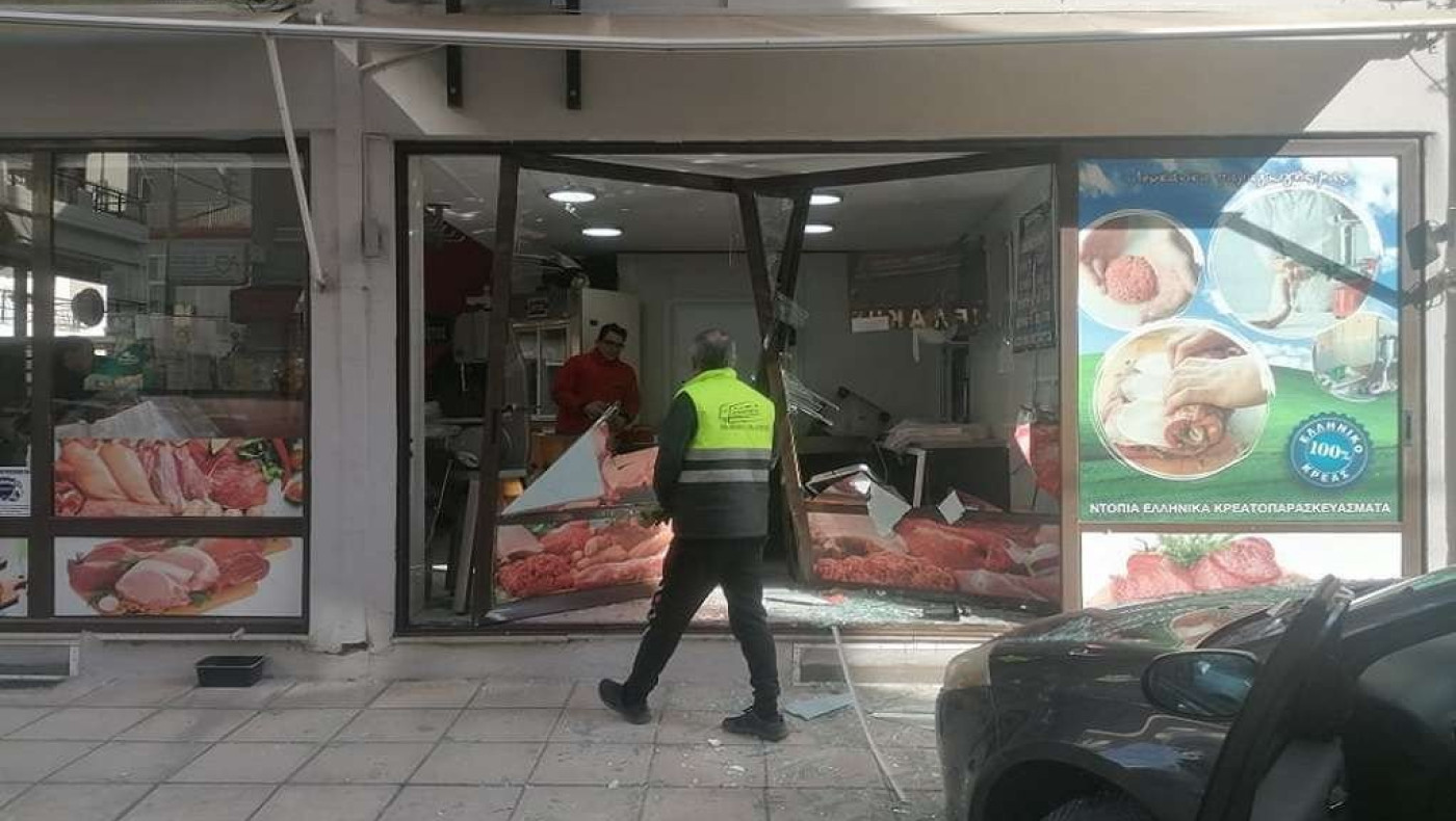 Αλεξανδρούπολη: Αυτοκίνητο έπεσε πάνω σε τζαμαρία καταστήματος