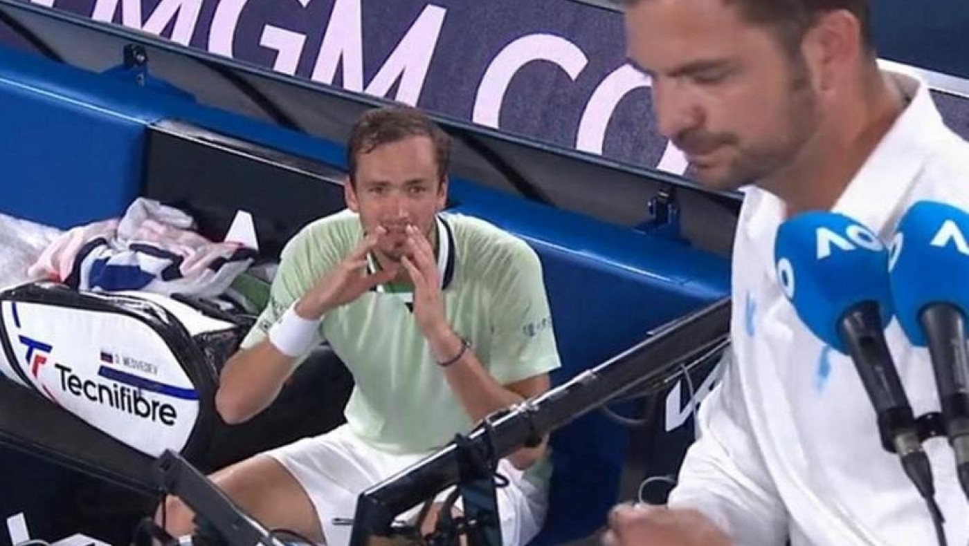 Εκνευρίστηκε με τον πατέρα του Τσιτσιπά ο Μεντβέντεφ