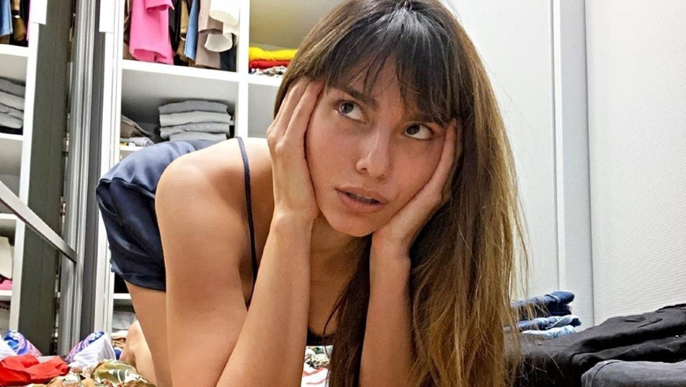 Ποζάρει με λευκό φανελάκι η Ηλιάνα Παπαγεωργίου και είναι έτοιμη για αταξίες