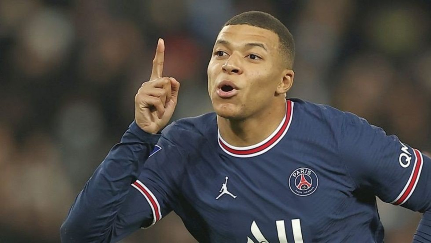 Ο Μπαπέ προβάρει τη φανέλα της Ρεάλ με μυθικές απολαβές!