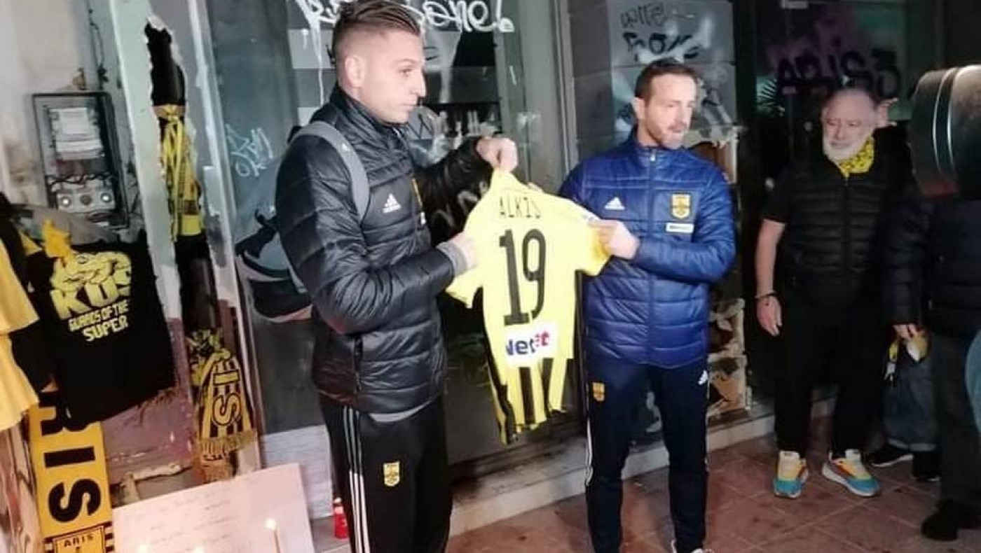 ΣΥΓΚΙΝΗΣΗ: Παίκτες του Άρη και Καρυπίδης στο σημείο που δολοφονήθηκε ο Άλκης