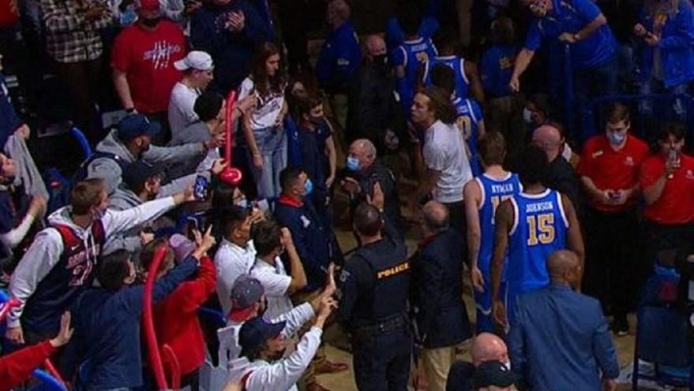 NCAA: Μπασκετμπολίστας έφτυσε τους οπαδούς και συνελήφθη